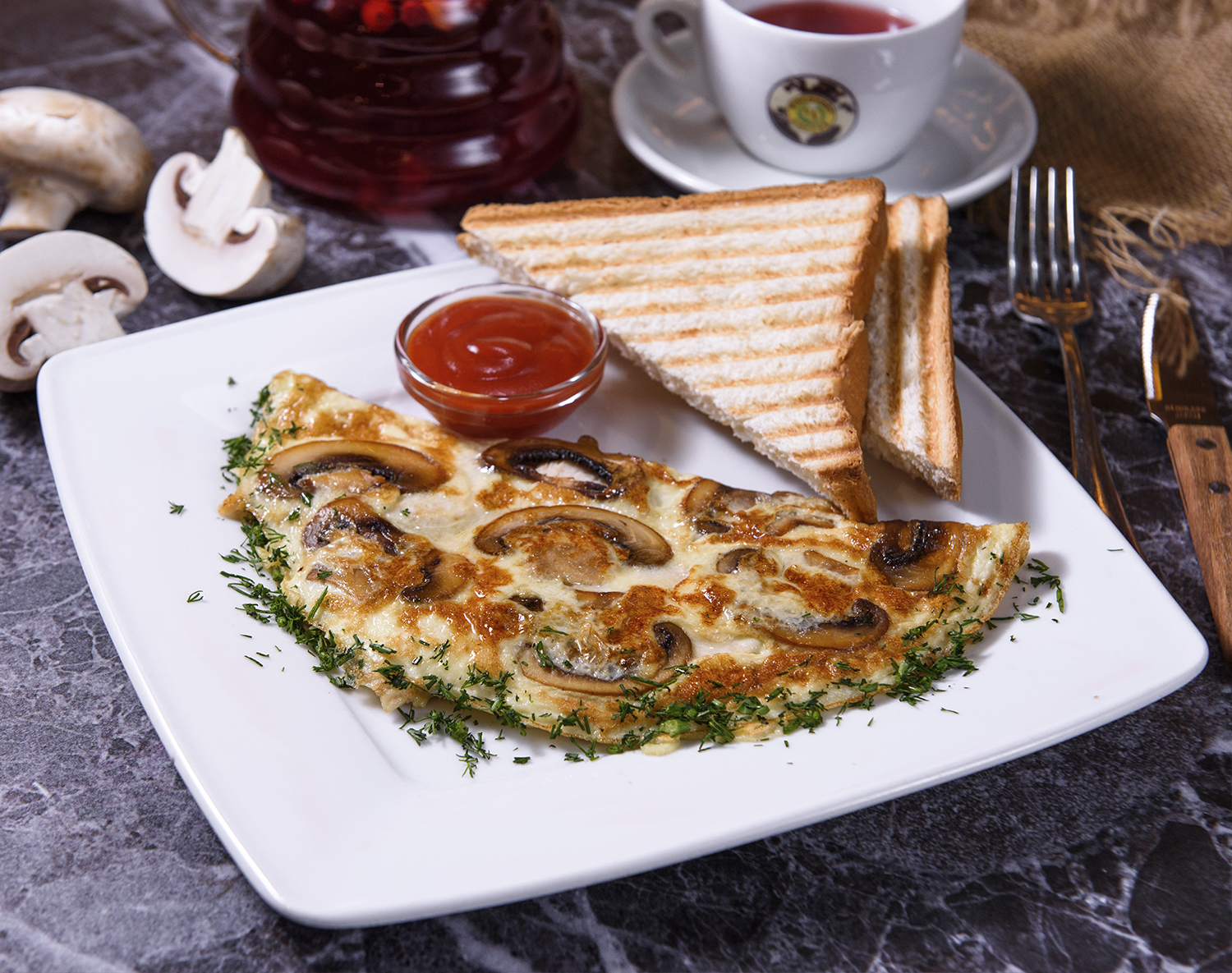 Королевский омлет с курицей и грибами
